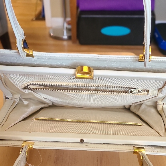 Elegant White Handbag - Picture 3 of 7